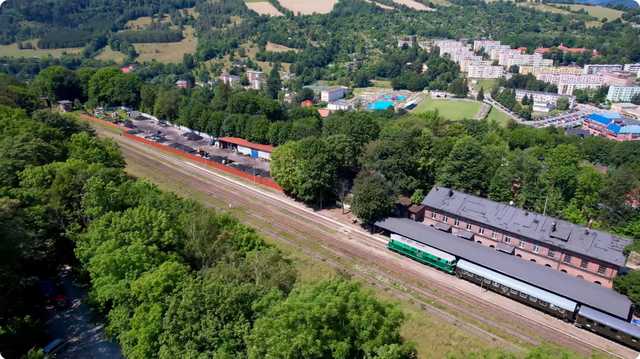 [WIDEO/FOTO] Zabytkowy pociąg przejechał przez Góry Sowie i u podnoża Masywa Ślęży. Zobaczcie ujęcia z drona!