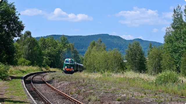 [WIDEO/FOTO] Zabytkowy pociąg przejechał przez Góry Sowie i u podnoża Masywa Ślęży. Zobaczcie ujęcia z drona!