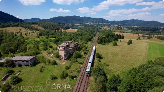 [WIDEO/FOTO] Zabytkowy pociąg przejechał przez Góry Sowie i u podnoża Masywa Ślęży. Zobaczcie ujęcia z drona!