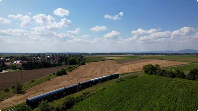 [WIDEO/FOTO] Zabytkowy pociąg przejechał przez Góry Sowie i u podnoża Masywa Ślęży. Zobaczcie ujęcia z drona!