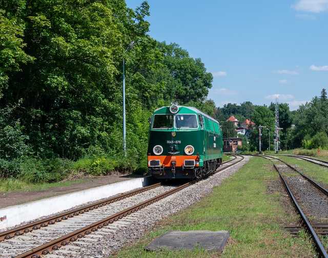 [WIDEO/FOTO] Zabytkowy pociąg przejechał przez Góry Sowie i u podnoża Masywa Ślęży. Zobaczcie ujęcia z drona!