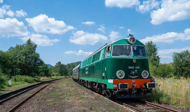 [WIDEO/FOTO] Zabytkowy pociąg przejechał przez Góry Sowie i u podnoża Masywa Ślęży. Zobaczcie ujęcia z drona!