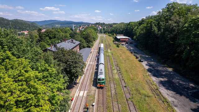 [WIDEO/FOTO] Zabytkowy pociąg przejechał przez Góry Sowie i u podnoża Masywa Ślęży. Zobaczcie ujęcia z drona!
