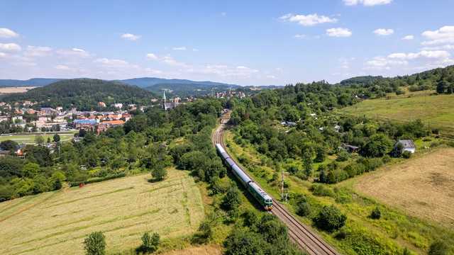[WIDEO/FOTO] Zabytkowy pociąg przejechał przez Góry Sowie i u podnoża Masywa Ślęży. Zobaczcie ujęcia z drona!