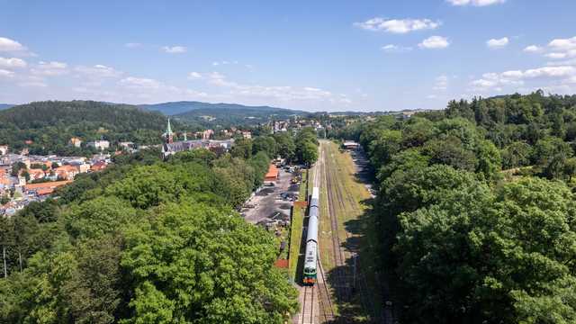 [WIDEO/FOTO] Zabytkowy pociąg przejechał przez Góry Sowie i u podnoża Masywa Ślęży. Zobaczcie ujęcia z drona!
