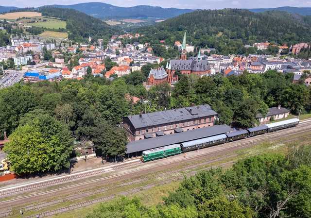 [WIDEO/FOTO] Zabytkowy pociąg przejechał przez Góry Sowie i u podnoża Masywa Ślęży. Zobaczcie ujęcia z drona!