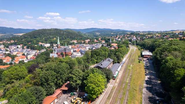 [WIDEO/FOTO] Zabytkowy pociąg przejechał przez Góry Sowie i u podnoża Masywa Ślęży. Zobaczcie ujęcia z drona!