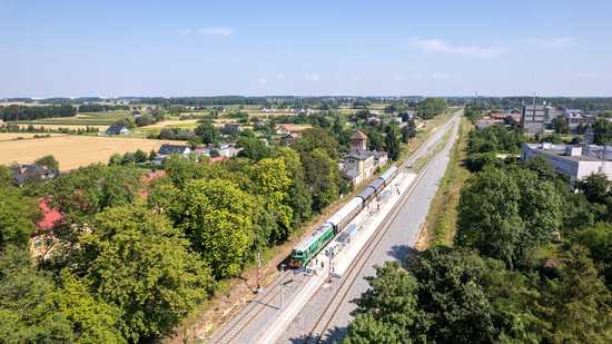 [WIDEO/FOTO] Zabytkowy pociąg przejechał przez Góry Sowie i u podnoża Masywa Ślęży. Zobaczcie ujęcia z drona!
