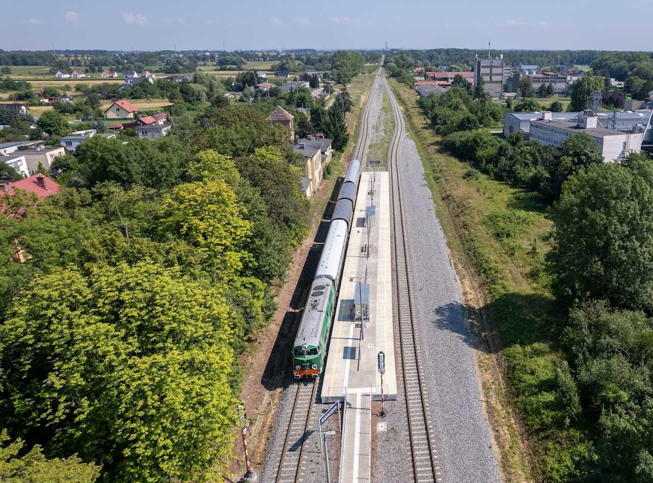 [WIDEO/FOTO] Zabytkowy pociąg przejechał przez Góry Sowie i u podnoża Masywa Ślęży. Zobaczcie ujęcia z drona!