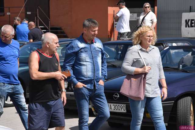 [WIDEO/FOTO] Zabytkowe modele, tuningowe cuda i legendarne klasyki. Miłośnicy motoryzacji spotkali się po raz dziewiąty