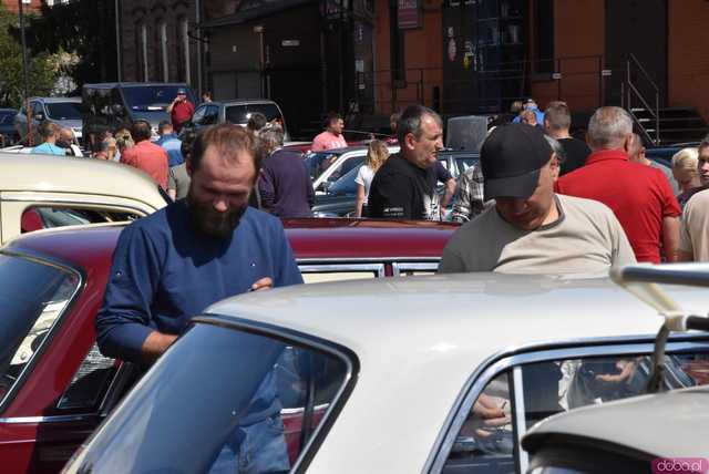 [WIDEO/FOTO] Zabytkowe modele, tuningowe cuda i legendarne klasyki. Miłośnicy motoryzacji spotkali się po raz dziewiąty