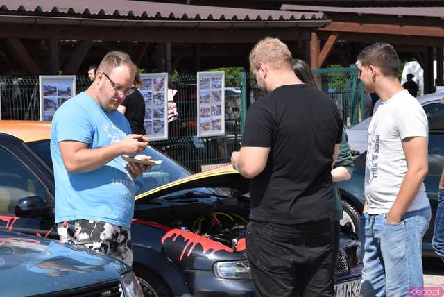 [WIDEO/FOTO] Zabytkowe modele, tuningowe cuda i legendarne klasyki. Miłośnicy motoryzacji spotkali się po raz dziewiąty