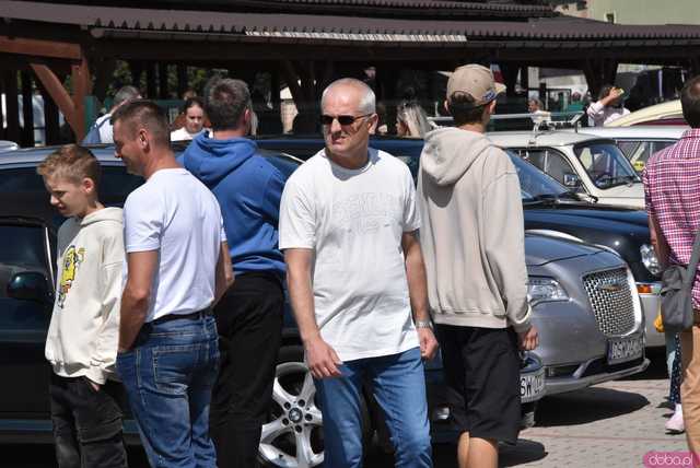 [WIDEO/FOTO] Zabytkowe modele, tuningowe cuda i legendarne klasyki. Miłośnicy motoryzacji spotkali się po raz dziewiąty