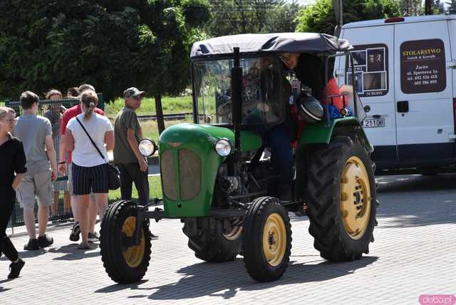 [WIDEO/FOTO] Zabytkowe modele, tuningowe cuda i legendarne klasyki. Miłośnicy motoryzacji spotkali się po raz dziewiąty