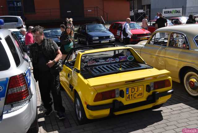 [WIDEO/FOTO] Zabytkowe modele, tuningowe cuda i legendarne klasyki. Miłośnicy motoryzacji spotkali się po raz dziewiąty