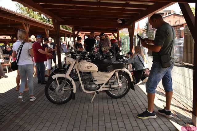 [WIDEO/FOTO] Zabytkowe modele, tuningowe cuda i legendarne klasyki. Miłośnicy motoryzacji spotkali się po raz dziewiąty