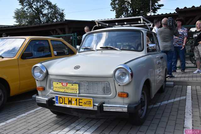 [WIDEO/FOTO] Zabytkowe modele, tuningowe cuda i legendarne klasyki. Miłośnicy motoryzacji spotkali się po raz dziewiąty
