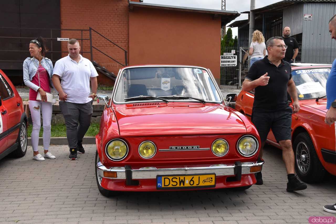 [WIDEO/FOTO] Zabytkowe modele, tuningowe cuda i legendarne klasyki. Miłośnicy motoryzacji spotkali się po raz dziewiąty