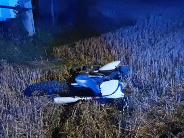 Myślał, że odpuszczą. 16-latek uciekał motocrossem przed policjantami, a następnie wypadł z drogi