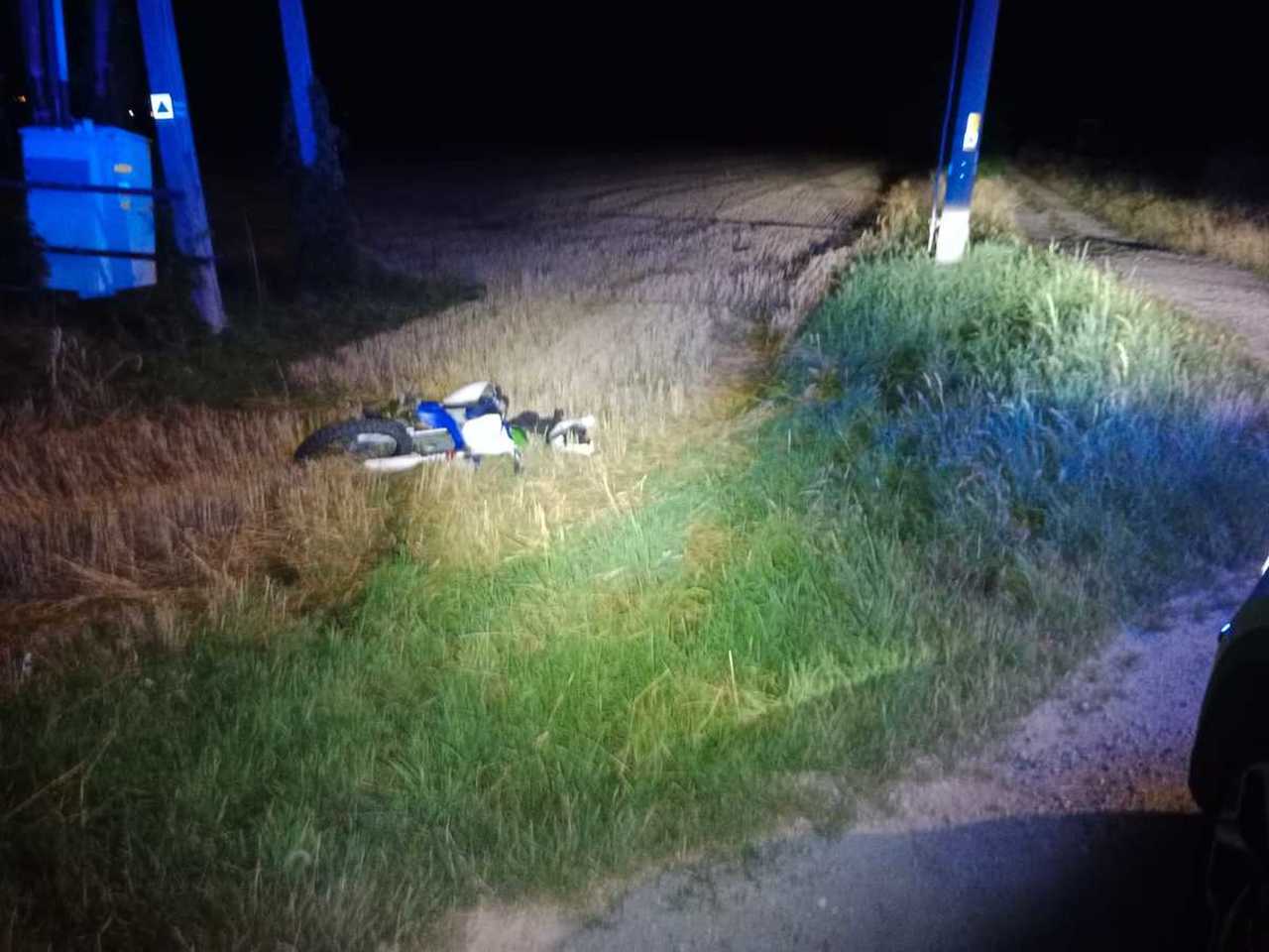Myślał, że odpuszczą. 16-latek uciekał motocrossem przed policjantami, a następnie wypadł z drogi