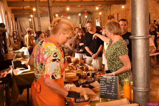[WIDEO/FOTO] Sierpniowy Targ Ziemi obfitował w lokalne, ekologiczne produkty. Tarnawę odwiedziły prawdziwe tłumy