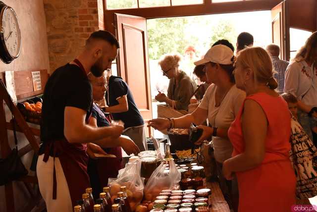 [WIDEO/FOTO] Sierpniowy Targ Ziemi obfitował w lokalne, ekologiczne produkty. Tarnawę odwiedziły prawdziwe tłumy