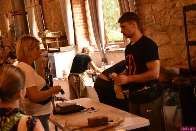 [WIDEO/FOTO] Sierpniowy Targ Ziemi obfitował w lokalne, ekologiczne produkty. Tarnawę odwiedziły prawdziwe tłumy