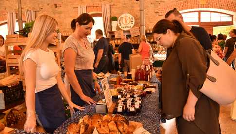 [WIDEO/FOTO] Sierpniowy Targ Ziemi obfitował w lokalne, ekologiczne produkty. Tarnawę odwiedziły prawdziwe tłumy