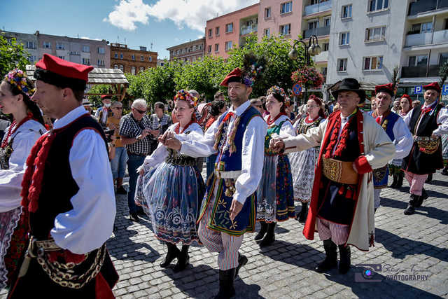 Z Kenii, Kolumbii, Francji, Serbii i Węgier. Poznajcie zespoły, które wystąpią na 32. Międzynarodowym Festiwalu Folkloru!