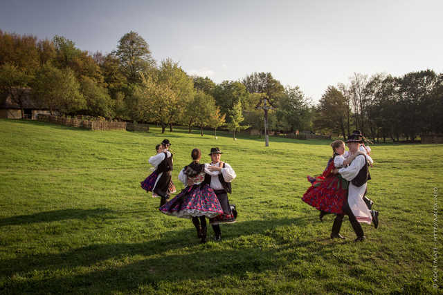 Z Kenii, Kolumbii, Francji, Serbii i Węgier. Poznajcie zespoły, które wystąpią na 32. Międzynarodowym Festiwalu Folkloru!