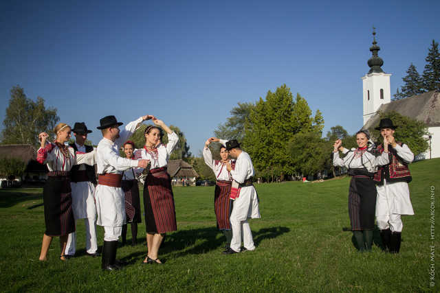 Z Kenii, Kolumbii, Francji, Serbii i Węgier. Poznajcie zespoły, które wystąpią na 32. Międzynarodowym Festiwalu Folkloru!