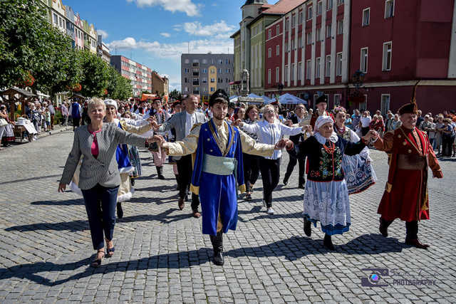 Z Kenii, Kolumbii, Francji, Serbii i Węgier. Poznajcie zespoły, które wystąpią na 32. Międzynarodowym Festiwalu Folkloru!