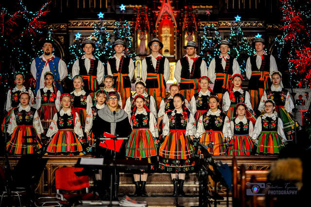 Z Kenii, Kolumbii, Francji, Serbii i Węgier. Poznajcie zespoły, które wystąpią na 32. Międzynarodowym Festiwalu Folkloru!
