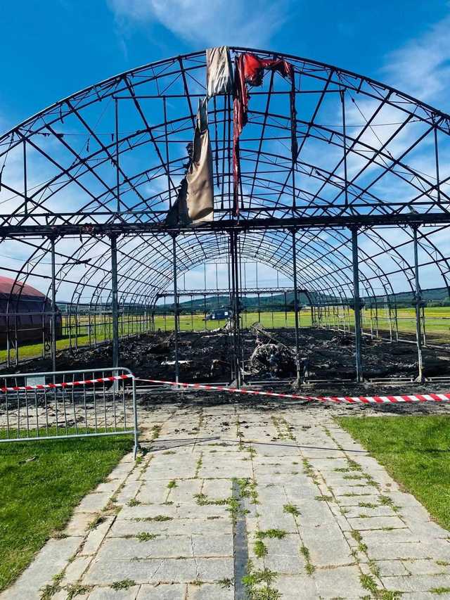 [FOTO] Spłonęły samoloty i szybowce. Milionowe straty po pożarze hangaru