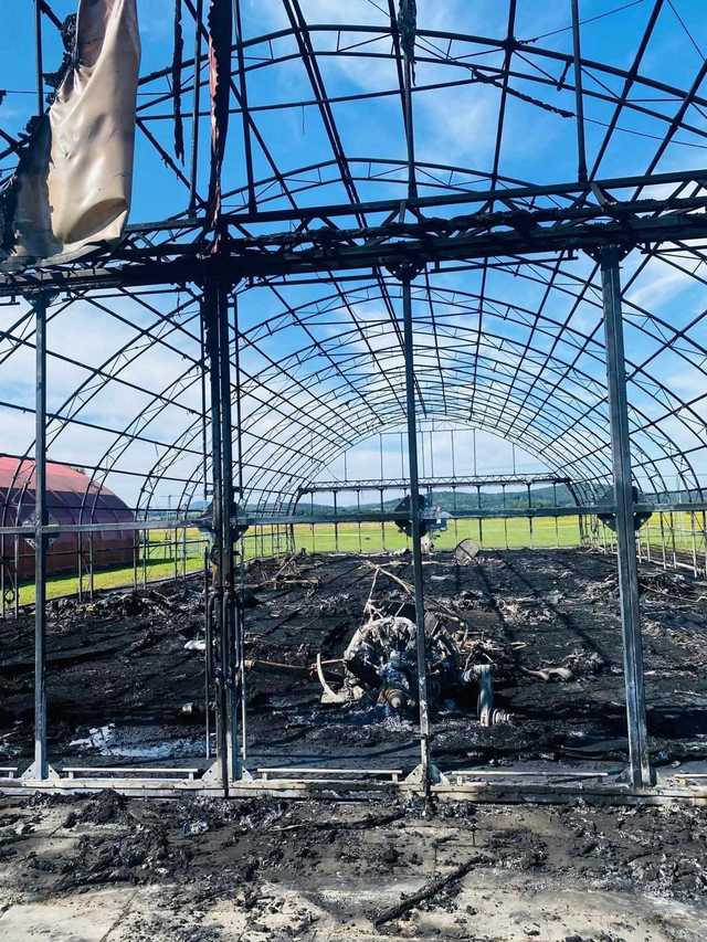 [FOTO] Spłonęły samoloty i szybowce. Milionowe straty po pożarze hangaru