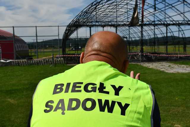 [FOTO] Spłonęły samoloty i szybowce. Milionowe straty po pożarze hangaru