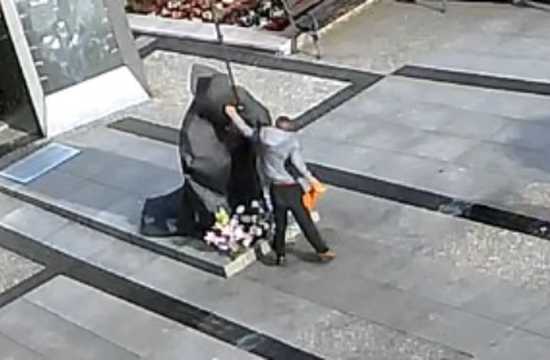 Najpierw zakłócił mszę, a poźniej znieważył pomnik papieża