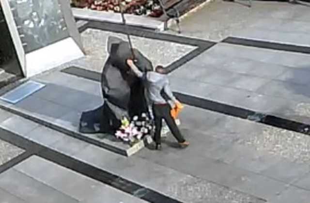 Najpierw zakłócił mszę, a poźniej znieważył pomnik papieża