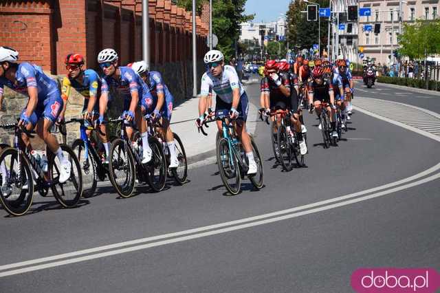 [FOTO] Wielkie emocje od samego startu! Tour de Pologne przejechał przez Świdnicę