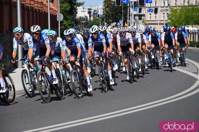 [FOTO] Wielkie emocje od samego startu! Tour de Pologne przejechał przez Świdnicę