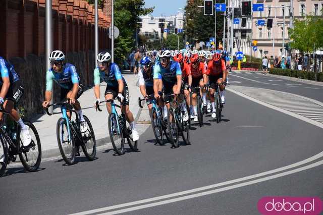 [FOTO] Wielkie emocje od samego startu! Tour de Pologne przejechał przez Świdnicę