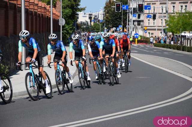[FOTO] Wielkie emocje od samego startu! Tour de Pologne przejechał przez Świdnicę