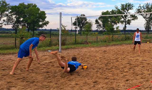 [FOTO] Kontynuują cykl siatkówki plażowej. Znamy zwycięzców kolejnego turnieju