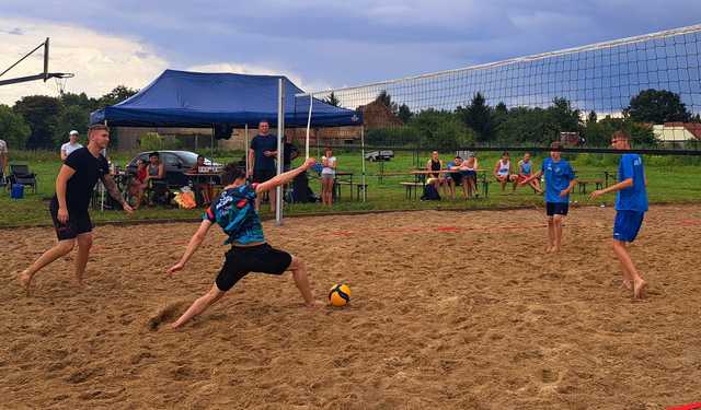 [FOTO] Kontynuują cykl siatkówki plażowej. Znamy zwycięzców kolejnego turnieju