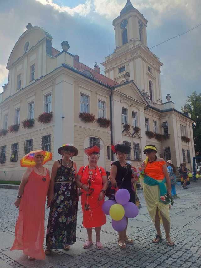 [FOTO] Łączyli pokolenia i dzielili się radością. Wesoły marsz przeszedł po raz drugi ulicami miasta