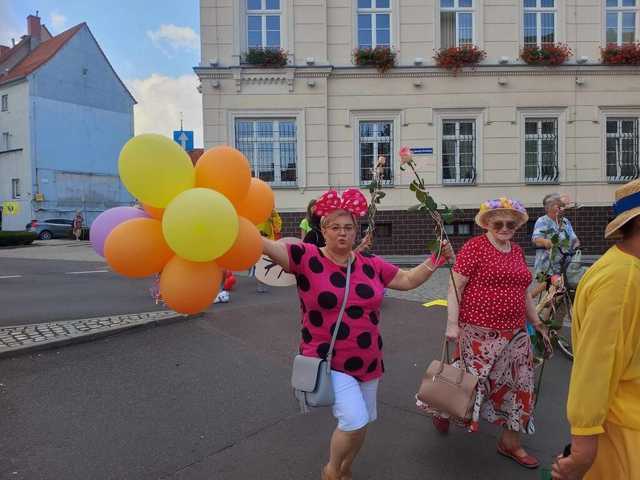[FOTO] Łączyli pokolenia i dzielili się radością. Wesoły marsz przeszedł po raz drugi ulicami miasta