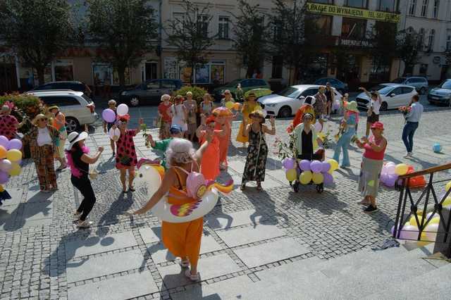 [FOTO] Łączyli pokolenia i dzielili się radością. Wesoły marsz przeszedł po raz drugi ulicami miasta