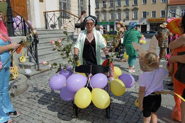 [FOTO] Łączyli pokolenia i dzielili się radością. Wesoły marsz przeszedł po raz drugi ulicami miasta