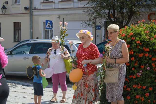 [FOTO] Łączyli pokolenia i dzielili się radością. Wesoły marsz przeszedł po raz drugi ulicami miasta