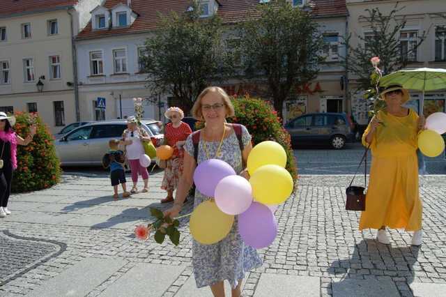 [FOTO] Łączyli pokolenia i dzielili się radością. Wesoły marsz przeszedł po raz drugi ulicami miasta